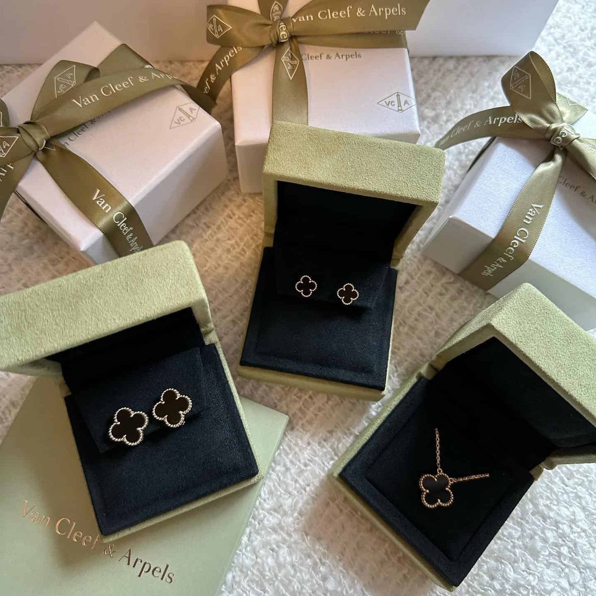 Vintage Alhambra 18K yellow gold set presented in signature boxes